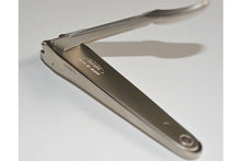 Load image into Gallery viewer, DF002 Nail clippers Feather - PARADA Medium size