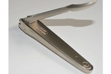 Load image into Gallery viewer, DF002 Nail clippers Feather - PARADA Medium size
